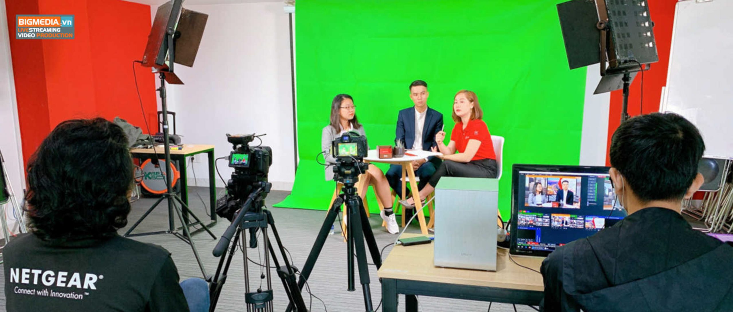 Buổi quay phim livestream trò chuyện cùng khách hàng